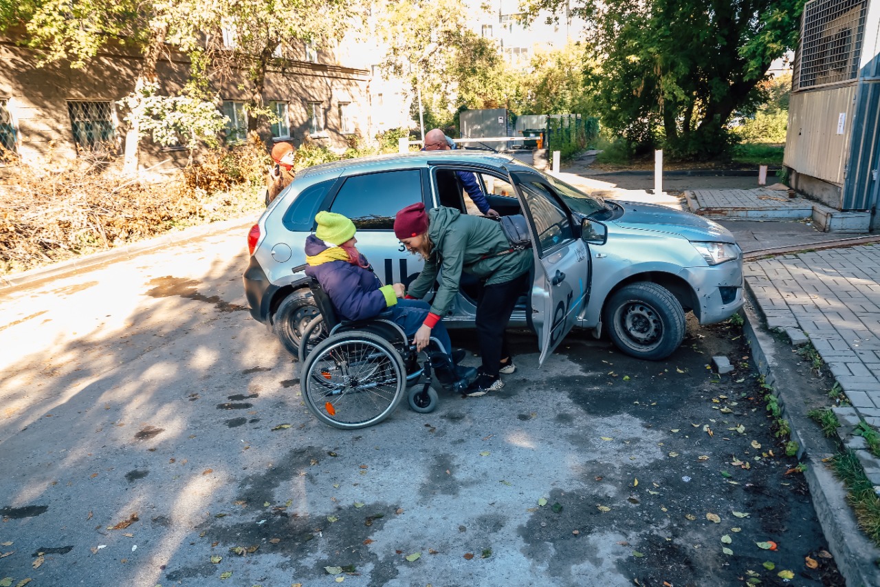 Новосибирских таксистов проверили на толерантность к инвалидам