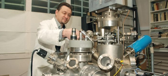 Олег Терещенко в лаборатории физики  и технологии гетероструктур