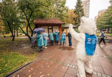 В Новосибирске пенсионеры вышли на зарядку с олимпийским чемпионом