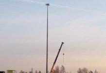 На стройке ЛДС в Новосибирске начался монтаж мачт наружного освещения