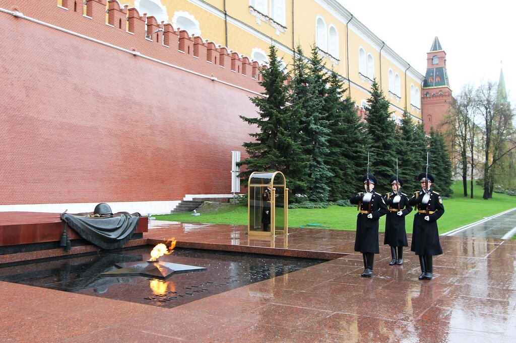 Московский память. Александровский сад Москва могила неизвестного солдата. Мемориал неизвестного солдата у кремлевской стены в Москве. Мемориальный архитектурный ансамбль могила неизвестного солдата. Могила неизвестного солдата в Александровском саду.