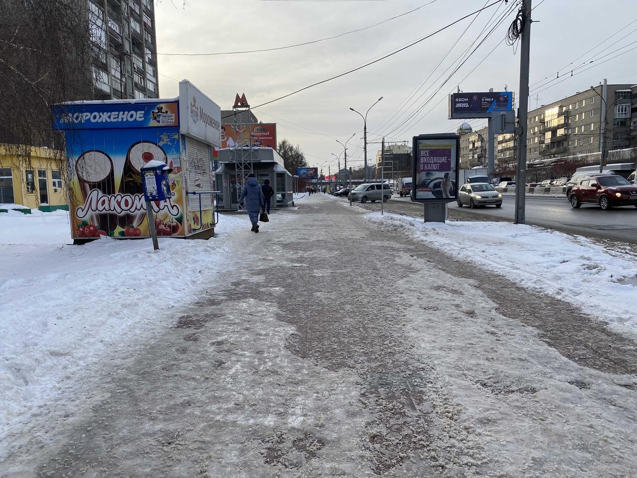 Локоть объяснил гололед и снежные завалы дефицитом спецтехники - Новая  Сибирь online