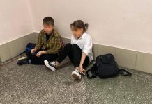 В новосибирской гимназии дети ходят в один туалет и сидят на полу