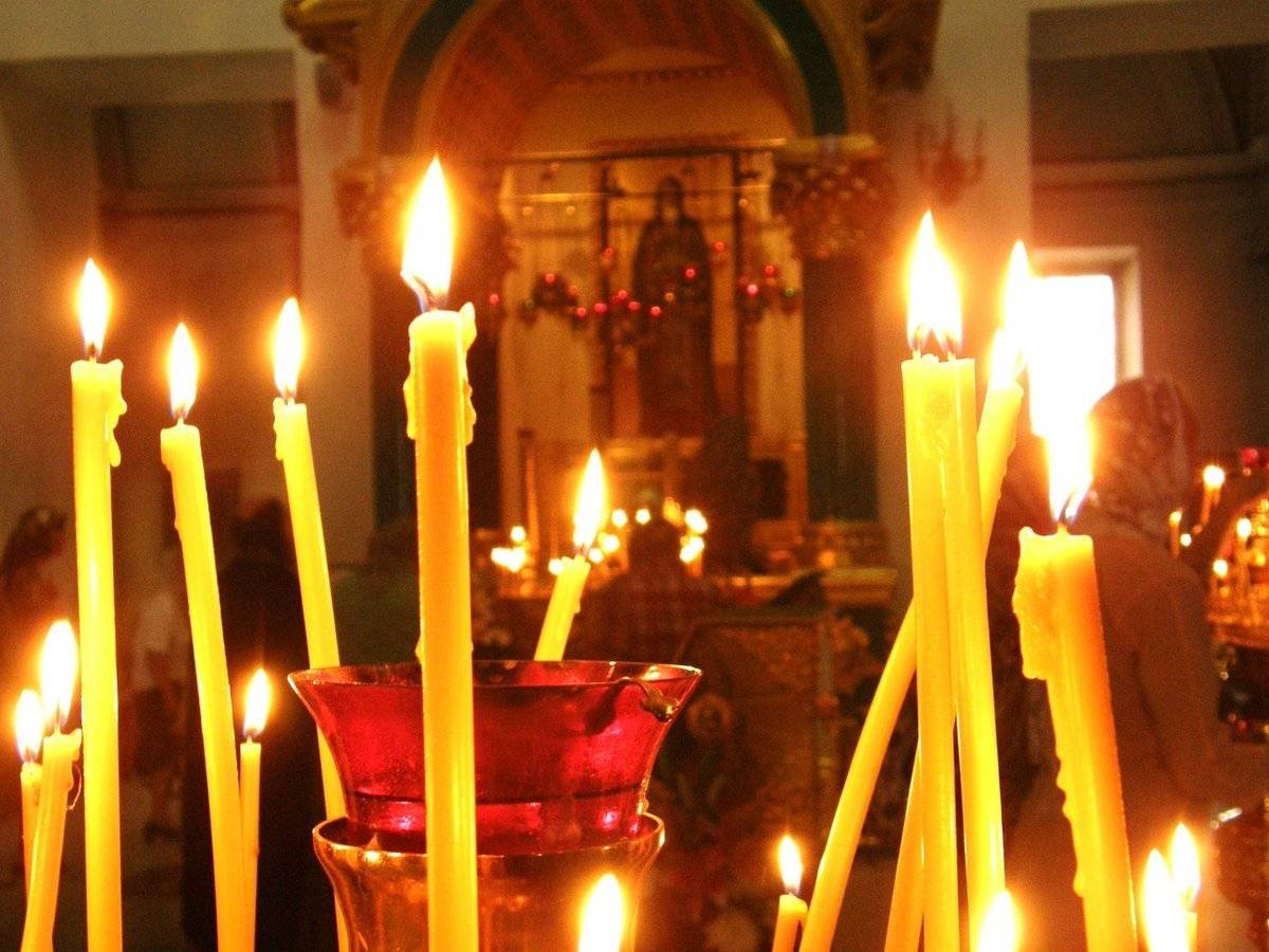 В церкви горят свечи. Свечи в церкви. Горящие свечи в храме. Свечи в православном храме. Глоящие свечи в церкви.