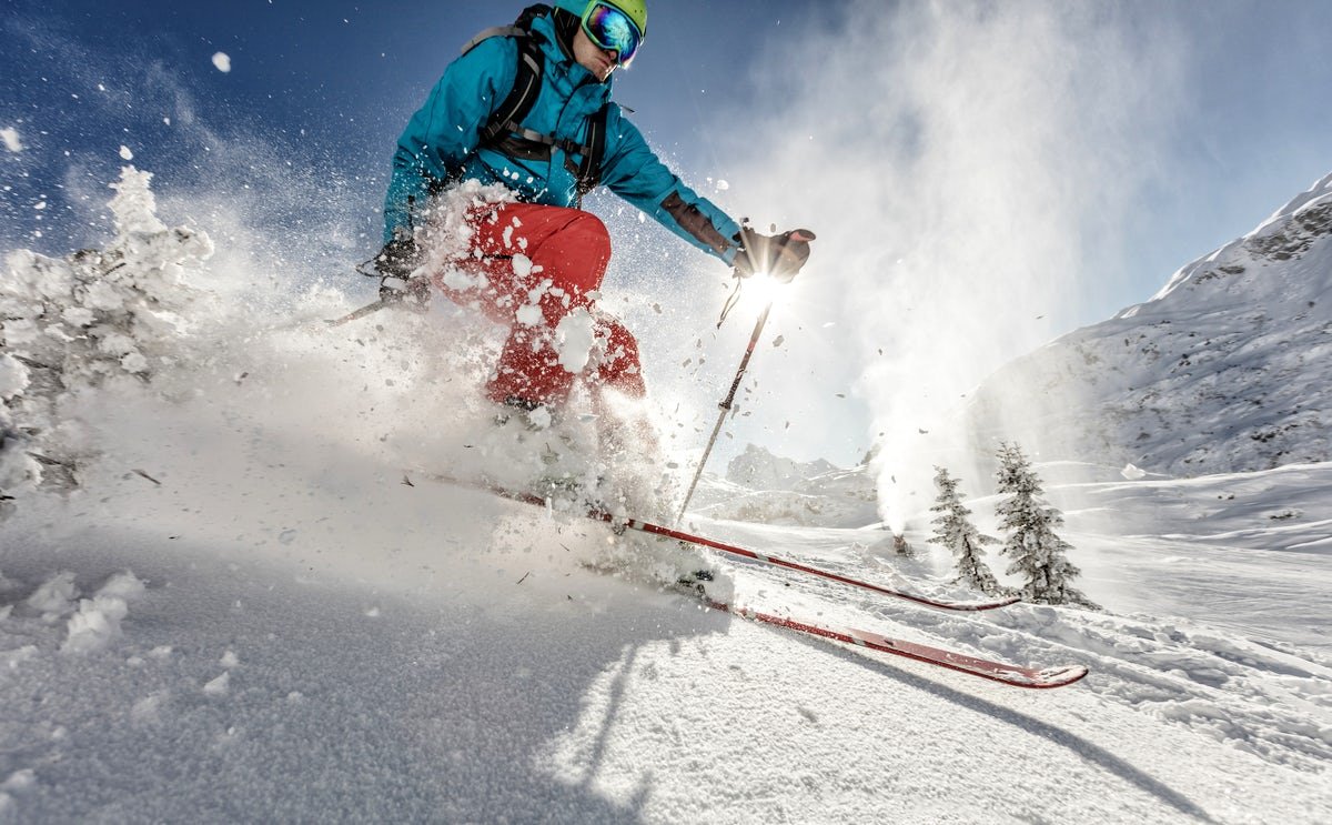 Зимний день и лыжи. Фрирайдер ски. Фрирайд лыжи. Зимний спорт. Горы лыжи.