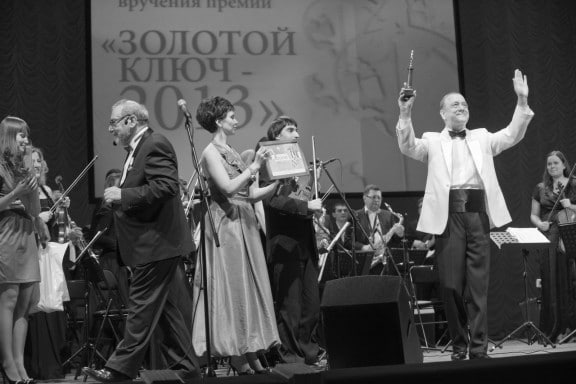 В этом году одним из лауреатов филармонической «нобелевки» стал художественный руководитель  и главный дирижер Эстрадного оркестра Новосибирской филармонии Виктор Иванов