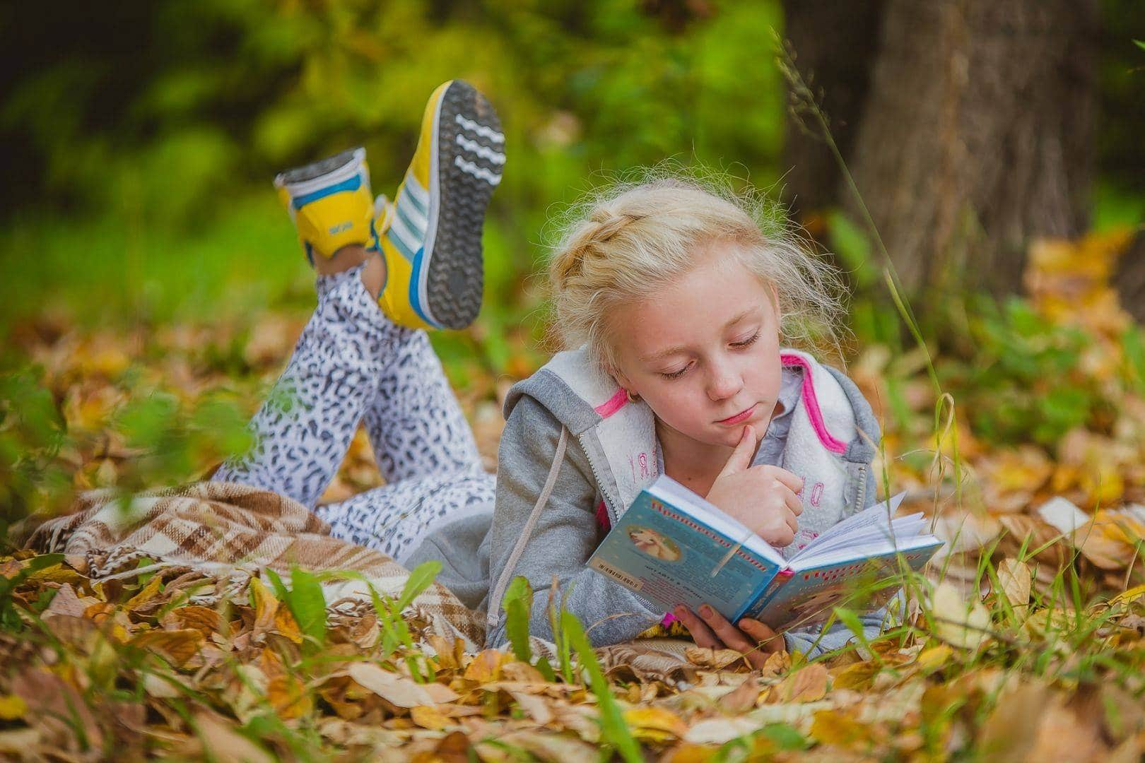 Фотосъемка детей в парке осенью с книгой