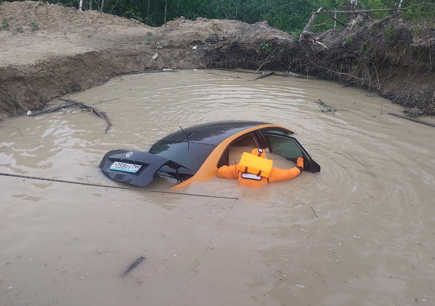 действия водителя при падении автомобиля в воду