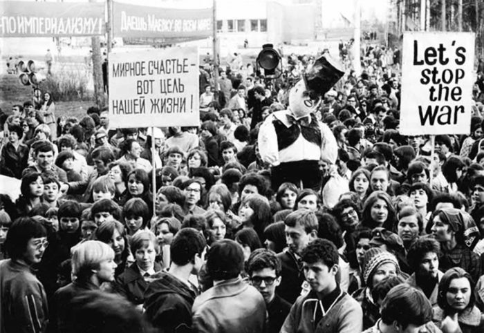 Маёвка (неофициальная первомайская демонстрация) в новосибирском Академгородке. 1989