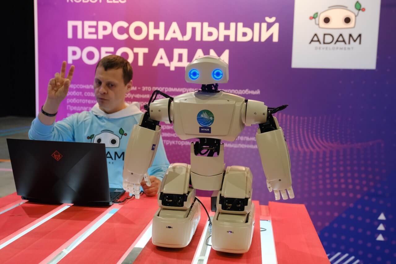 Выставка роботов киров 2024. Выставка робототехники. Выставка роботов. Российский робот. Медицинские роботы.