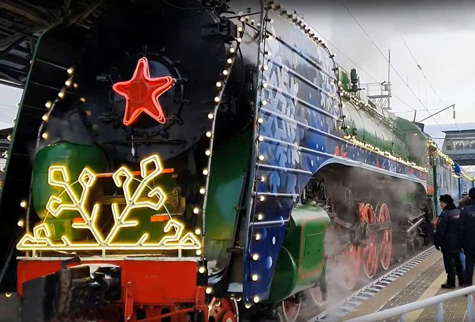 Новогодний паровоз дотянул до Новосибирска поезд Деда Мороза