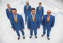 Новосибирские хоккеисты завершили год победой над лидером и новогодними костюмами тренеров