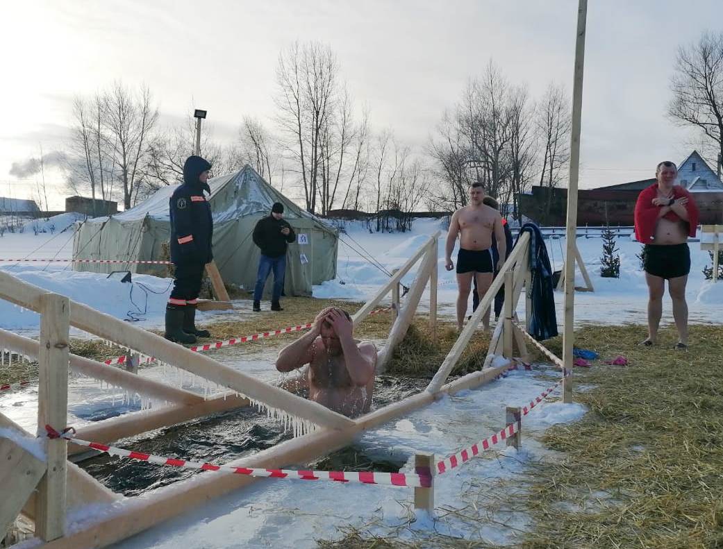Сотни новосибирцев окунулись в купель на берегу реки Оби в Ленинском районе