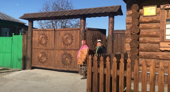 Кадр из видеорепортажа Софьи Хайруллиной с экскурсии в деревню Юрт-Ора,  Новосибирская область, Колыванский район