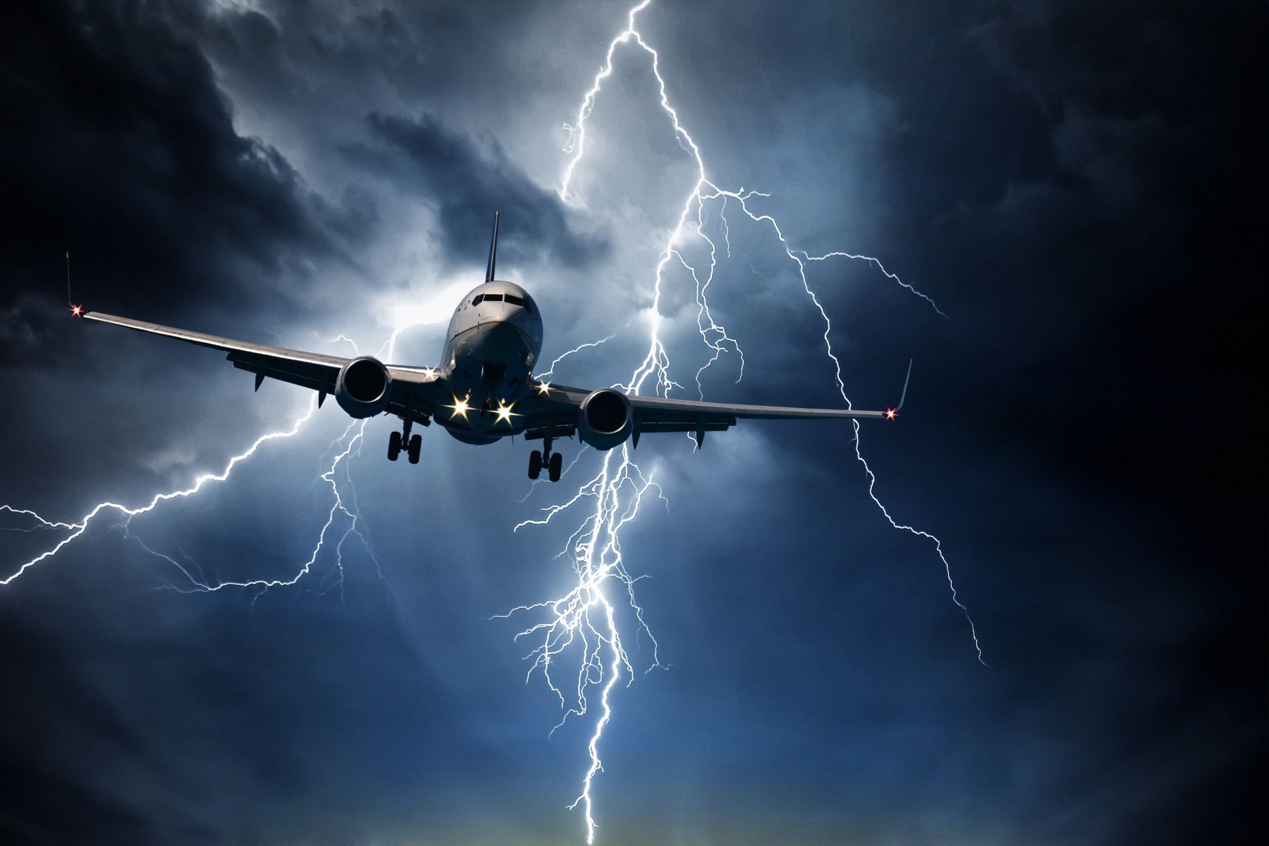 В самолет Красноярск-Новосибирск ударила молния при приземлении в Толмачево