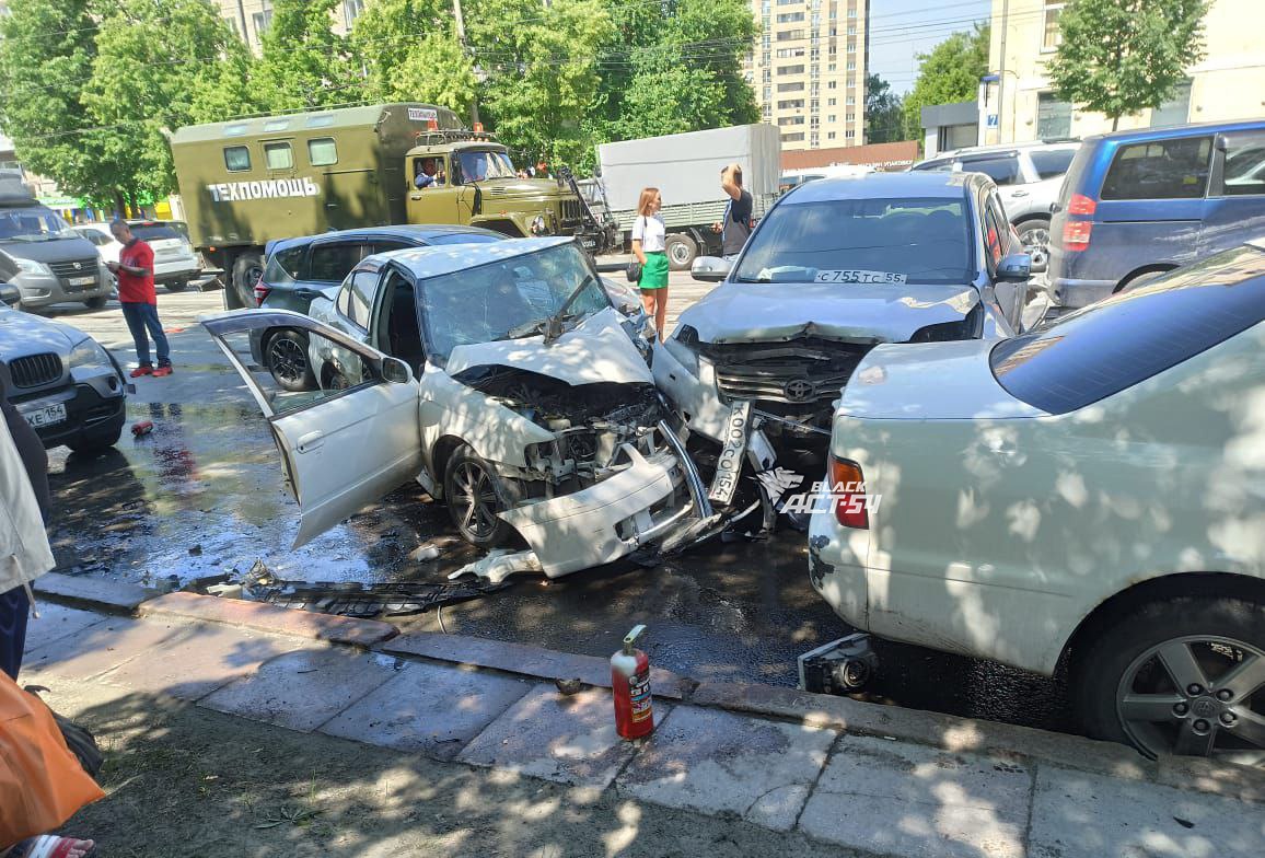 Водителю стало плохо за рулем: появилось видео массового ДТП в Новосибирске  - Новая Сибирь online