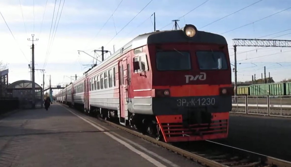 Поезд новосибирск карачи расписание поездов. Бригадный поезд. Пригородные поезда на локомотивной тяге. Новосибирск зоопарк поезд. Электричка Ивановская Рыбацкое.