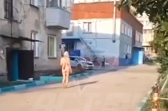 Полностью голая женщина искупалась в фонтане у ГПНТБ в Новосибирске