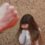 Новосибирская школьница, чей отец практиковал «воспитательные» избиения, нашла новую семью