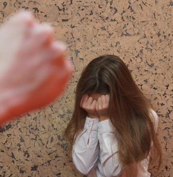 Новосибирская школьница, чей отец практиковал «воспитательные» избиения, нашла новую семью