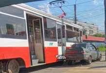 Новосибирский трамвай №13 снова вышел на охоту, протаранив ВАЗ-2110