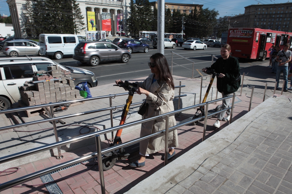 Прославившийся подъем для тележек в центре Новосибирска заменили пандусом