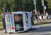 Кроссовер опрокинул скорую помощь с пациентом в Новосибирске