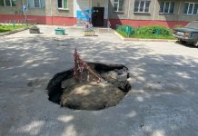 С новосибирского ТСЖ требуют компенсацию ребенку за яму посреди двора