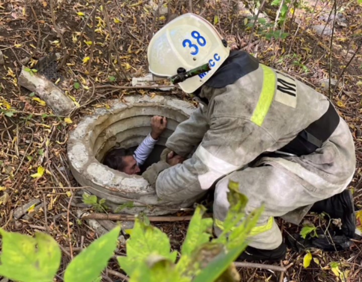 Крики из-под земли: спасатели вытащили из колодца новосибирца с травмированным позвоночником