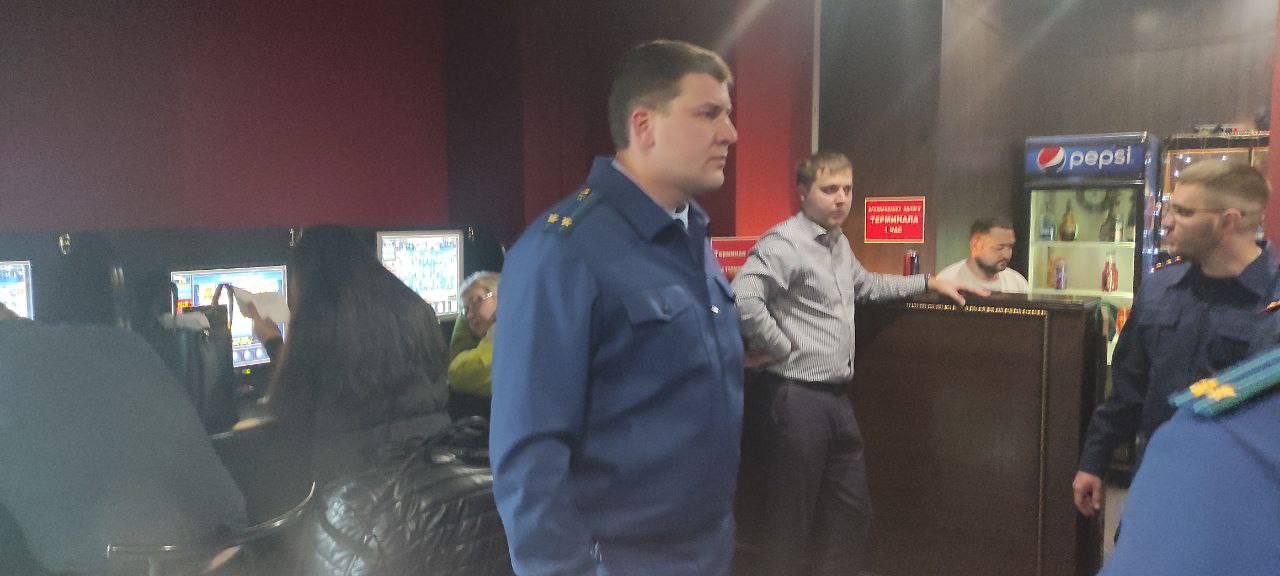 Силовики изъяли в центре Новосибирска деньги и 22 игровых автомата