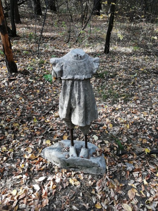 Новосибирцы просят отремонтировать скульптуру девочки, которая осталась без головы