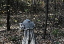 Обезглавленная девочка пугает гостей Заельцовского парка в Новосибирске