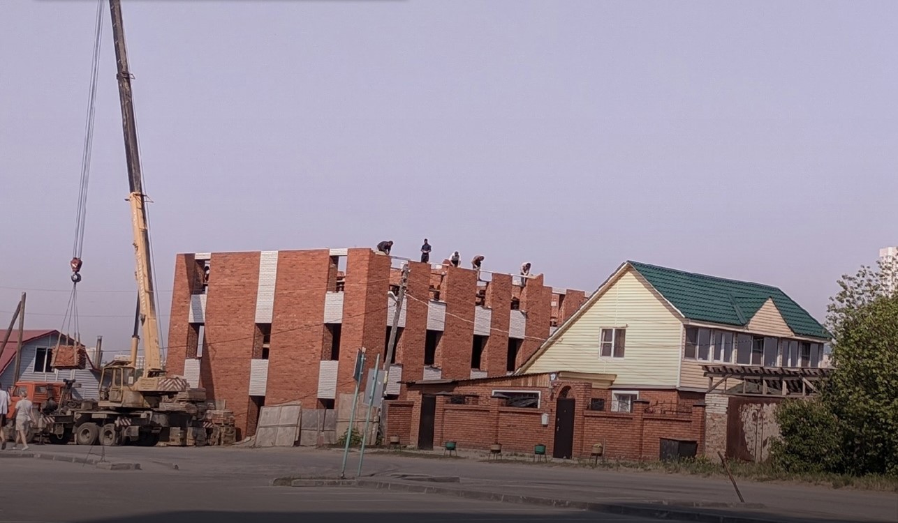 На фото: строительство отеля для мигрантов в Новосибирске. Источник фото: Следственный комитет РФ
