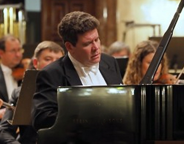 В обновленном Большом зале Новосибирской консерватории выступил пианист-виртуоз  Денис Мацуев