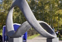 Памятный комплекс «Лента Мёбиуса» открыли в Новосибирске