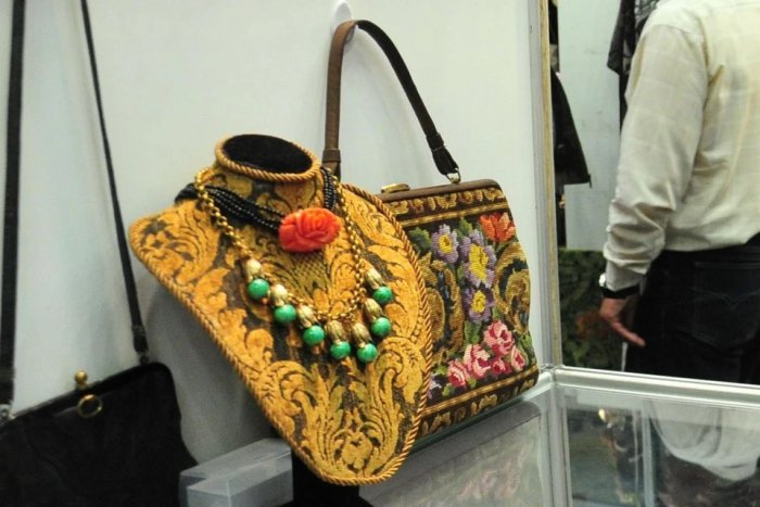 Жительница Новосибирска продаёт антикварную сумочку XIX века