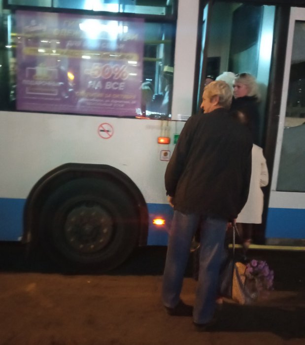 Авторы сообщения подчёркивают, что речь идёт про общественный транспорт, который доставляет пассажиров по направлению в сторону Новосибирского государственного педагогического университета (НГПУ)