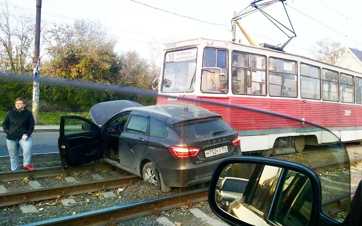 «Не встал»: в Новосибирске трамвай протаранил стоящий на путях автомобиль