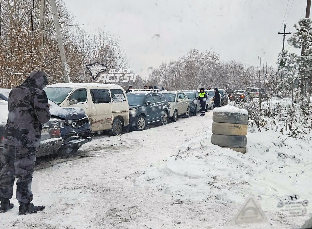 Рекордный «паровозик» из 15 машин собрался в Новосибирске из-за снегопада