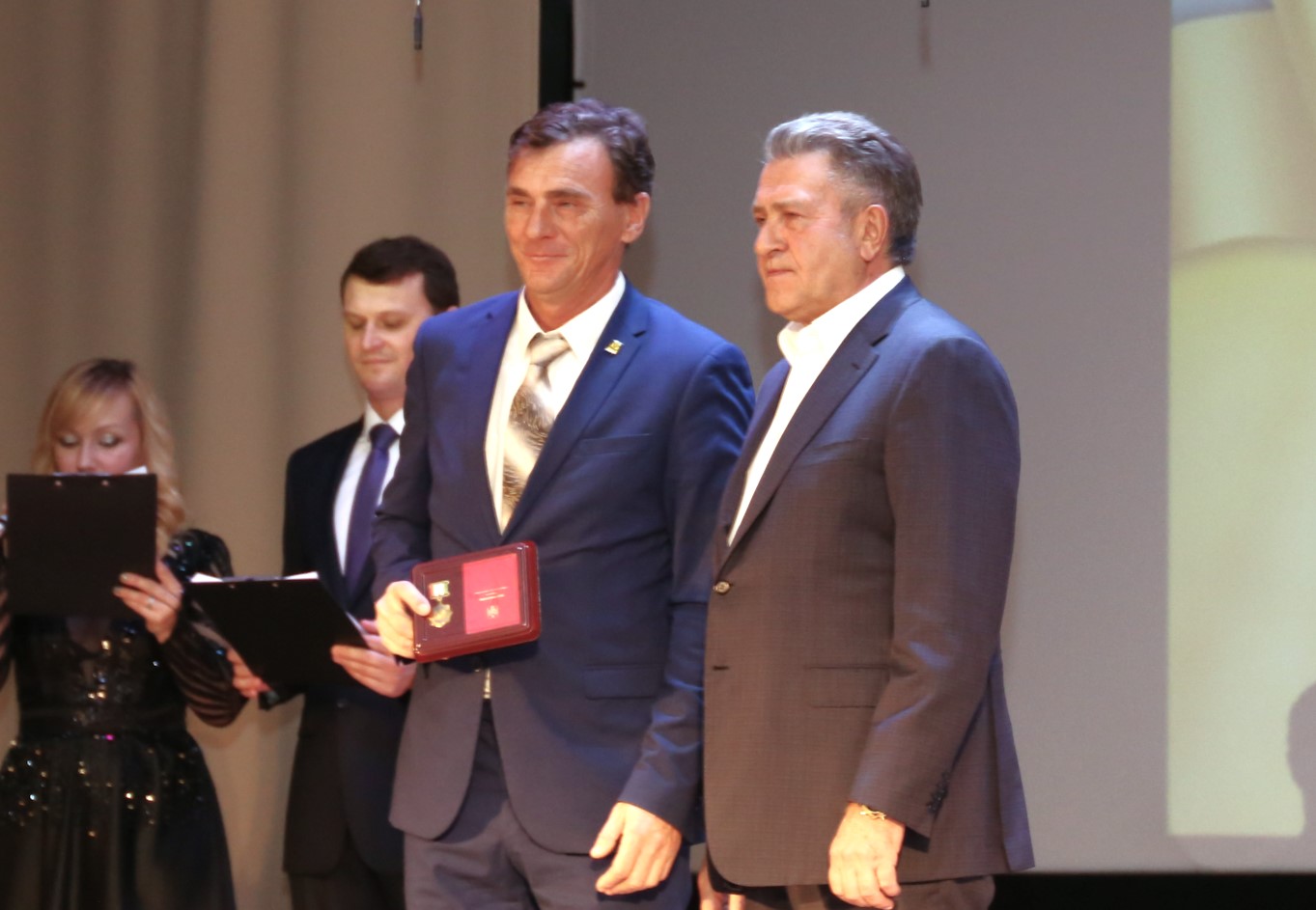 Председатель Законодательного собрания Новосибирской области наградил искитимских сельхозпроизводителей