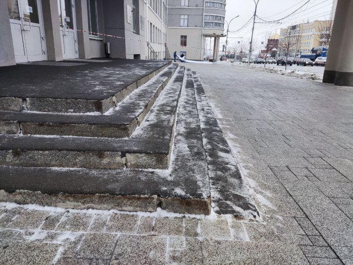 Губернатор попросил мэра Новосибирска «в честь праздника» посыпать тротуары песком