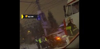 В Новосибирске Range Rover влетел в световую опору и повредил остановку «Театр Глобус»