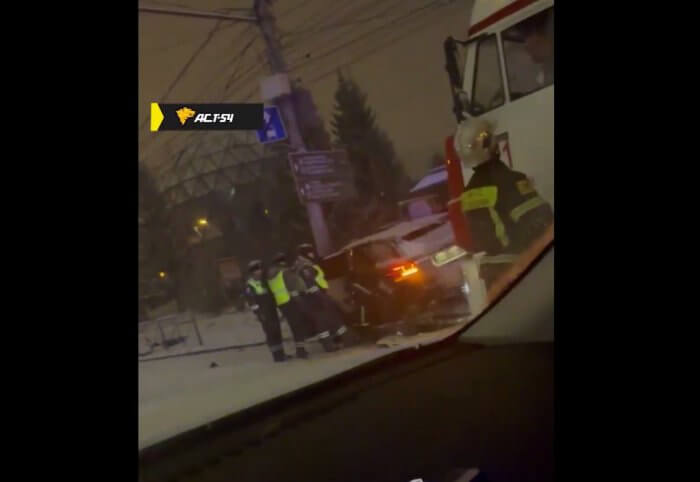 В Новосибирске Range Rover влетел в световую опору и повредил остановку «Театр Глобус»