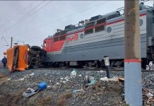 В Новосибирской области грузовой поезд столкнулся с «КАМАЗом»