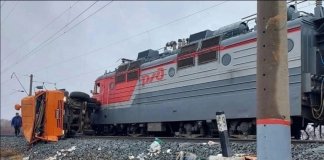 В Новосибирской области грузовой поезд столкнулся с «КАМАЗом»