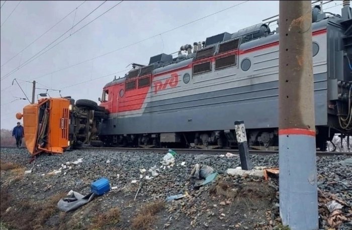В Новосибирской области грузовой поезд столкнулся с «КАМАЗом»