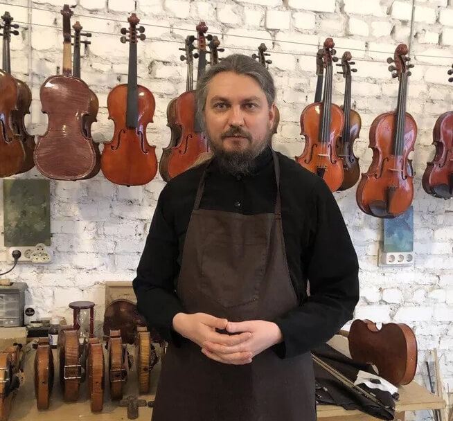 Новосибирская филармония получит скрипки, изготовленные монахами из ЛНР