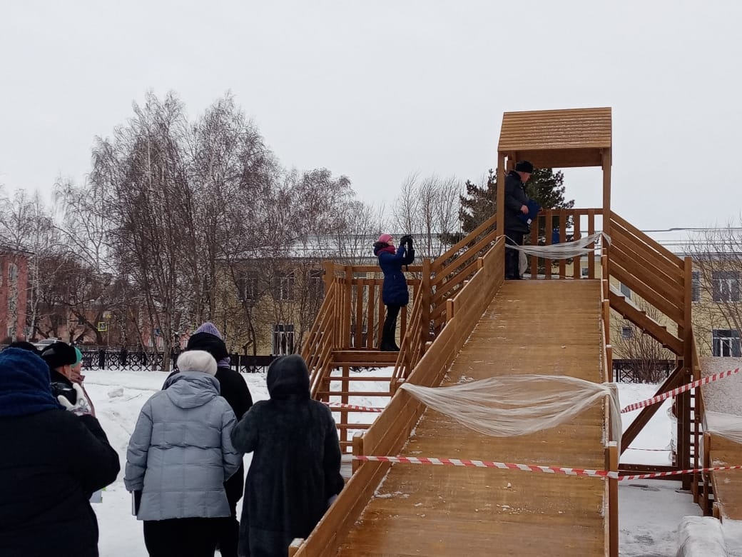 Просят экспертизу воды»: власти Барабинска мешают горожанам использовать  купленную ими горку - Новая Сибирь online