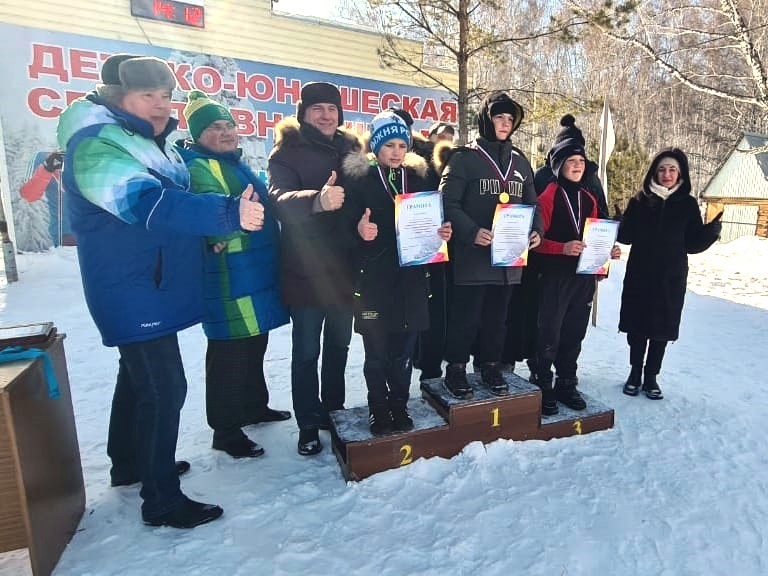 После соревнований спортшкола Новосибирской области получила в подарок лыжероллеры
