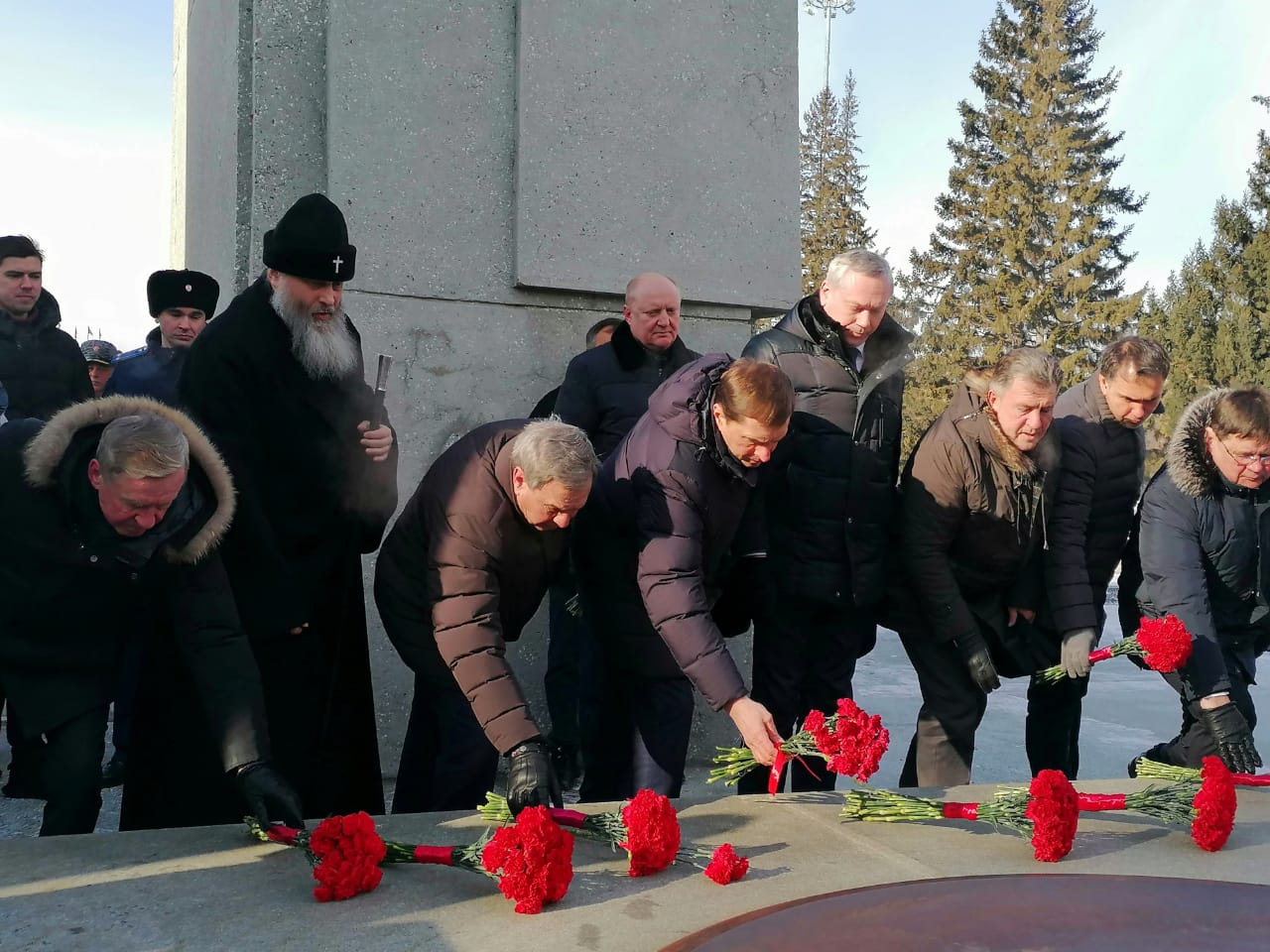 Новосибирцы в День защитника Отечества возложили цветы к Вечному огню